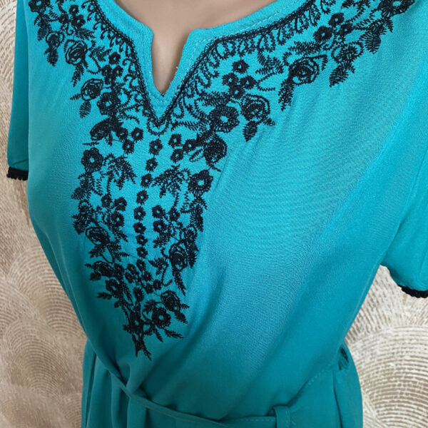 Турецьке літнє плаття міді зі штапелю з вишивкою Merve Moda 426, коралове, розмір 3XL (56) — фото 5