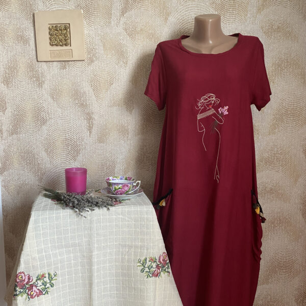 Літня сукня зі штапелю з вишивкою Merve Moda 128, Туреччина, бордова, розмір 48 (M) — фото 5