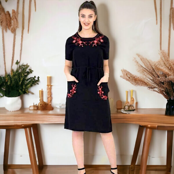 Літня сукня зі штапелю з вишивкою Merve Moda 342, Туреччина, чорна, розмір 48 (M) — фото 4