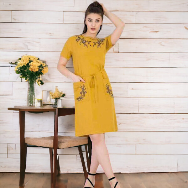 Літня сукня зі штапелю з вишивкою Merve Moda 342, Туреччина, гірчична, розмір 48 (M) — фото 3