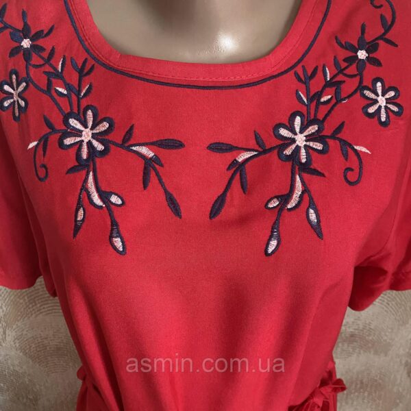 Літня сукня зі штапелю з вишивкою Merve Moda 342, Туреччина, коралова, розмір 50 (L) — фото 6