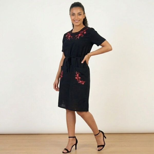 Літня сукня зі штапелю з вишивкою Merve Moda 342, Туреччина, чорна, розмір 48 (M) — фото 2