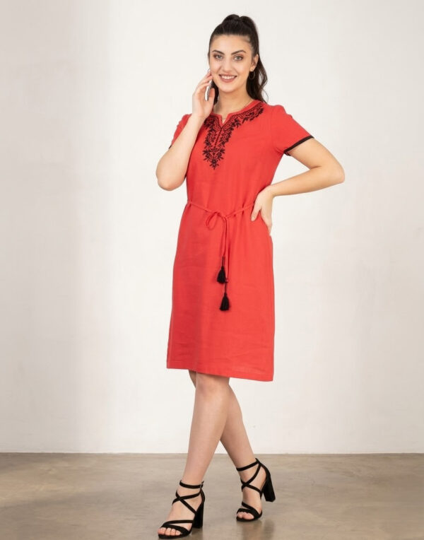 Турецьке літнє плаття міді зі штапелю з вишивкою Merve Moda 426, коралове, розмір 3XL (56) — фото 2